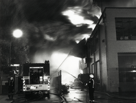 405187 Afbeelding van het blussen van de brand in het kantoorgebouw van bandenfabriek U.B.O. NV (Kanaalweg 69) te Utrecht.